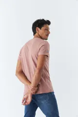 Remera básica de hombre con estampado gráfico en el frente y escote redondo.