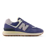 Championes urbanos New Balance modelo U574, color morado con detalles en beige y azul, confeccionados en gamuza y malla, con logo "N" característico en los laterales y entresuela ENCAP.
