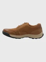 Zapato acordonado color marrón de cuero con cuello acolchado y suela de goma.