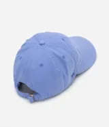 Gorra de sarga color lila con visera curva y bordado de una concha verde en el frente. Ajuste trasero con hebilla metálica.