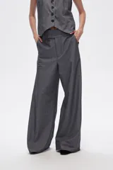Pantalón gris de poliéster, corte ancho y tiro alto, con bolsillos laterales.