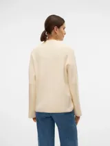Suéter de punto grueso color crema, con cuello alto y manga larga.