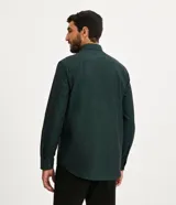 Camisa blanca de algodón, manga larga con botonadura frontal y cuello camisero.