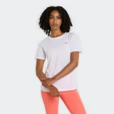 Remera deportiva blanca de New Balance, modelo Essentials Heather, con logo plateado en el pecho.