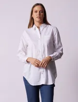 Camisa blanca de tencel, marca Grand & Greene, con cuello a la base, escote en V y abertura central con botones. Manga larga con puño y botón.