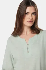 Blusa color beige de lino con botones metálicos personalizados y mangas 3/4 con volados.