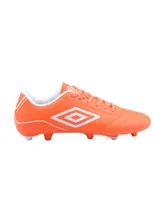 Championes de fútbol Umbro Classico III HG color naranja con detalles en blanco, con tapones para césped.