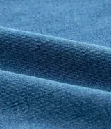 Pantalón de jean femenino azul claro, modelo flare, con silueta ajustada en caderas y muslos, y acampanado desde la rodilla. Cuenta con cintura media, cierre de botón y cremallera, bolsillos delanteros curvos y bolsillos traseros tradicionales. Confeccionado en algodón más sostenible con elastano.