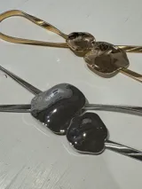 Cinto de metal dorado con hebilla doble irregular.