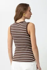 Musculosa de punto canalé color chocolate con rayas horizontales blancas y cuello redondo con ribete marrón.