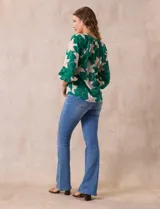 Blusa de gasa estampada marca Sioni, con cuello a la base y escote en V. Tiene mangas 3/4 con terminación fruncida.