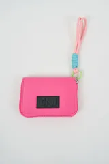 Billetera compacta de color fucsia con cierre perimetral y parche frontal con logo CNI en negro. Incluye una correa de muñeca de cordón en tonos rosado y celeste con un gancho de sujeción verde.