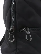 Mochila pequeña negra con diseño acolchado en forma de espiga.