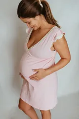 Camisón maternal para embarazo y lactancia, color rosado, confeccionado en algodón. Cuenta con apertura cruzada para amamantar y mangas cortas con puntilla elastizada.
