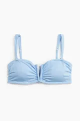 Top de bikini celeste strapless con breteles ajustables extraíbles, copas con relleno extraíble, alambre en V en el busto, reborde de silicona oculto en el escote y cierre de gancho ajustable en la espalda.