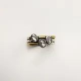 Anillo de plata 925 martillada con detalles en oro y tres circonias engarzadas.