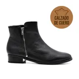 Bota corta de cuero color marrón con cierre lateral dorado, taco bajo de madera y detalle de costuras en el empeine.