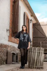 Pantalón negro de tejido calado con aberturas.