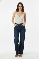 Musculosa de bretel fino color crema con estampado de flores pequeñas, escote en V y corte ajustado al cuerpo.