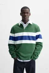 Polo de rugby verde con rayas horizontales azules y blancas, cuello blanco con solapa y cierre de botones, y mangas largas con puños acanalados.