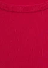 Sweater de punto fino color beige, con cuello redondo y mangas largas.