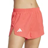 Short de running color coral con logo Adidas estampado en blanco en la pierna izquierda. Cuenta con cintura elástica con cordón de ajuste, calzóncillo interno de malla y aberturas laterales.