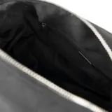 Cartera bandolera negra de poliéster con correa regulable, cierre superior y logo de la marca en el frente.