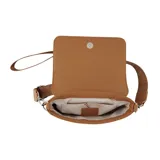 Cartera pequeña tipo bandolera o cruzada, color negro, con textura de cuero granulado y solapa frontal con relieve de texto. Incluye correa ajustable de tela negra con inscripción.