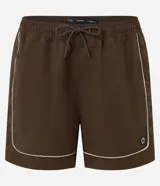 Bermuda deportiva masculina color marrón, con cintura elástica y cordón ajustable. Presenta piping contrastante en blanco a lo largo de los bordes y bolsillos funcionales. Confeccionada en poliamida de secado rápido.