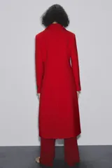 Abrigo rojo de lana con doble botonadura, cuello con solapa y bolsillos con solapa en la parte delantera.