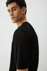 Remera negra de punto calado de algodón con cuello redondo, mangas cortas y corte estándar.