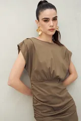 Vestido corto color marrón, con escote redondo, mangas cortas con hombreras y frunces laterales.