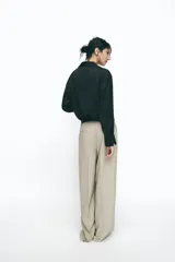 Camisa marrón satinada de cuello solapa, escote pico, manga larga y cierre frontal con botones.