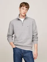 Sweater gris de felpa de mezcla de algodón aterciopelado, con cuello alto, media cremallera frontal, puños y bajo de punto canalé, cinta distintiva en el interior del cuello y logo de Tommy Hilfiger bordado en el pecho.