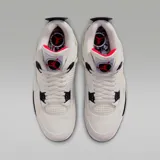 Zapatilla deportiva Jordan 4 Retro OG, color blanco con detalles en negro y rojo. Presenta paneles de malla, soportes laterales de plástico y una unidad Air visible en el talón.