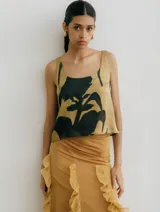Musculosa de seda color ocre con estampado abstracto en negro.