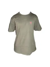 Remera color verde militar de manga corta con cuello redondo y estampado pequeño de montaña en color rosa en el pecho.