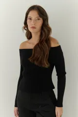 Sweater negro de punto con escote bardot y mangas largas.
