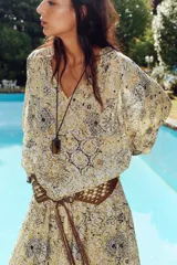 Blusa estampada con hilo metalizado, cuello redondo con volante, escote pico y manga larga abullonada.
