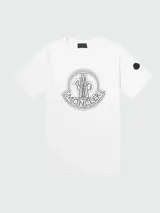 Remera de algodón negra con logo gráfico en el frente, de corte clásico y manga corta.