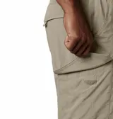 Bermuda de hombre color gris oscuro, con bolsillos cargo laterales con cierre y logo de la marca bordado en la pierna derecha. Incluye cinturón negro con hebilla plástica.