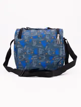 Lonchera térmica de forma cuadrada, color gris oscuro con estampado de siluetas de skaters y palabras como "URBAN" y "SKATE" en tonos azules y naranjas. Posee doble cierre y un panel frontal negro.