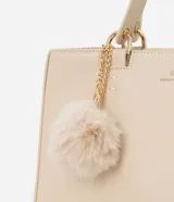 Bolso satchel mediano color crema, con correa de mano y correa larga desmontable. Incluye llavero de pompón.