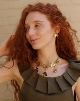 Collar corto con cordón de algodón color menta y flores de bronce.