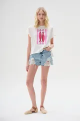 Remera blanca de corte recto con estampado de dos sardinas rosadas y texto 'Les Sardines' en el frente.