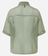Conjunto de camisa y short color verde oliva con textura tipo waffle. La camisa es de mangas cortas, con cuello inglés, bolsillo en el pecho y abotonado delantero. El short es de corte recto.