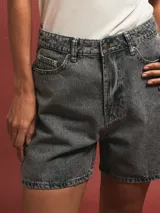 Short celeste de jean con corte a la rodilla.