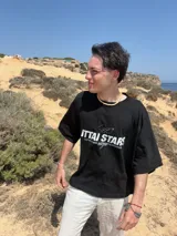 Remera celeste de corte recto con estampado frontal con el texto "Ittai Stars Ibiza".