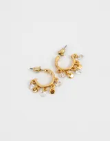 Aros argollas doradas con dijes colgantes de cubic zirconia y medallas pequeñas.