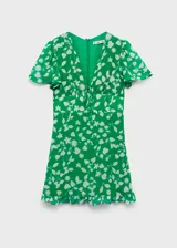 Vestido corto verde con estampado de flores blancas, escote en V con lazo, mangas cortas y falda con volantes.